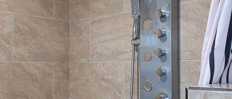 Haartrockner, Handtücher, Seife, Shampoo