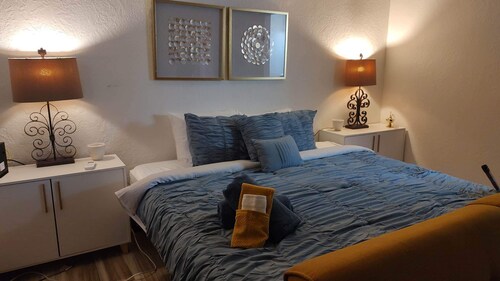 Mirage- Private Secret Studio w Shared Hot Tub