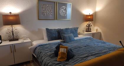 Mirage- Private Secret Studio w Shared Hot Tub