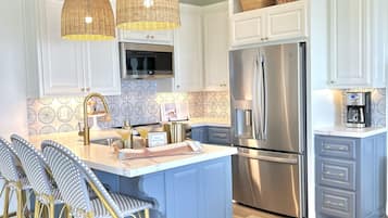 Kylskåp, mikrovågsugn, ugn och spishäll