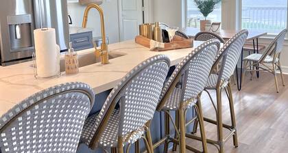 Crystal Cove Cottage - BEACHFRONT Luxury Getaway - Fully Fenced & Pet Friendly