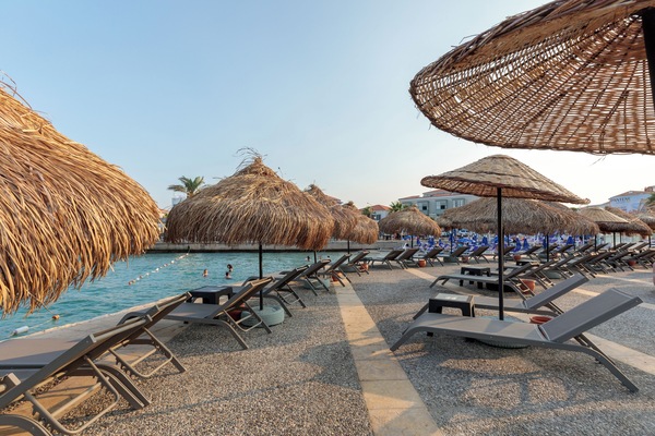 Playa privada en los alrededores, playa de arena blanca y camastros