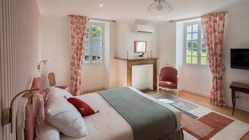 Suite, Private Bathroom, Garden View | 2 bedrooms, individually decorated, blackout drapes