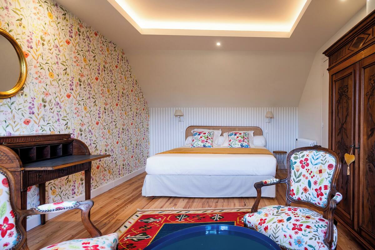 Suite, privat bad, fjellutsikt | Blendingsgardiner, barnesenger (inkludert) og wi-fi (inkludert)