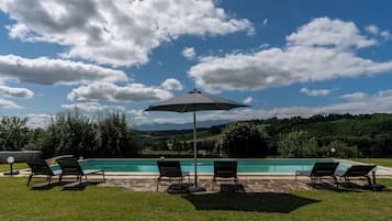 Piscina stagionale all'aperto, ombrelloni da piscina, lettini