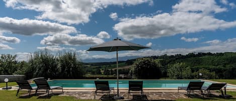 Piscina stagionale all'aperto, ombrelloni da piscina, lettini