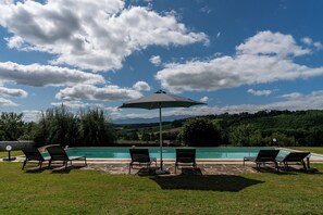 Außenpool (je nach Saison geöffnet), Sonnenschirme, Liegestühle