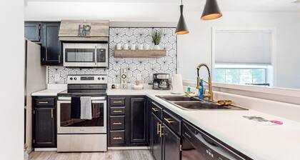 Updated condo with golf course views, balcony, pool, & hot tub