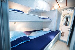 3 bedrooms, desk, bed sheets