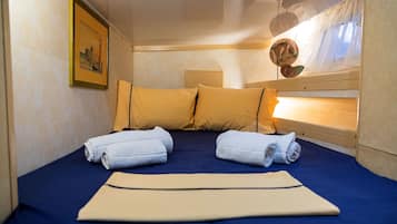 3 bedrooms, desk, bed sheets