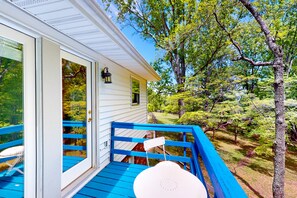 Terrace/patio - Family-friendly farm retreat on 18 acres with mountain views - board games & AC (Leicester)