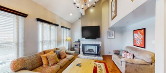Superb, mountain-view condo with Pack-N-Play, full kitchen, TV, & washer/dryer