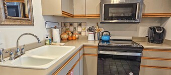 Superb, mountain-view condo with Pack-N-Play, full kitchen, TV, & washer/dryer