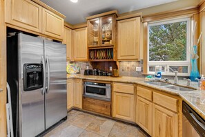 ثلاجة، ميكروويف، فرن، موقد طهي مسطح