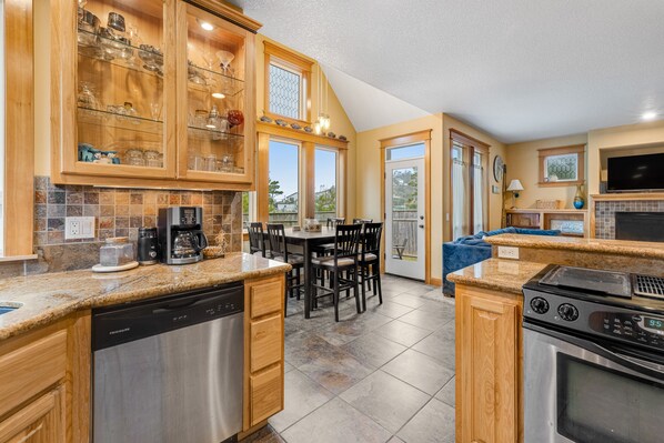 ثلاجة، ميكروويف، فرن، موقد طهي مسطح