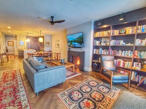 Smart TV, fireplace - Quiet Modern Charm~ Boat Slip (Sandpoint)