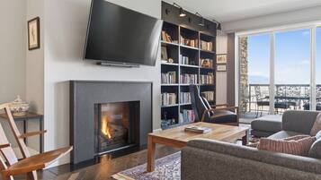 Smart TV, fireplace