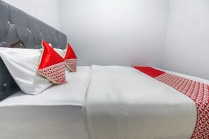 Deluxe Double Room | Bed sheets - OYO 3399 Gea Guest HouseNearGramedia Mall (Palembang)