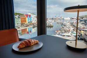 Apartamento exclusivo, balcón, vistas al puerto deportivo | 1 dormitorio, colchones con acolchado adicional, escritorio