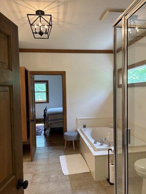 Hair dryer, towels, soap, shampoo - Lakefront, 4Bdr+Loft, 3Ba, Boat Ramp, Golf, Ping Pong, Foosball, No Pets (Drasco)