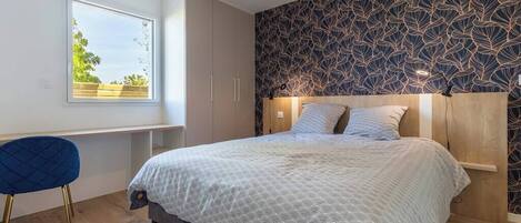 3 bedrooms, desk, soundproofing, iron/ironing board