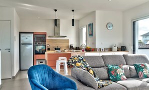 Smart-TV, Videospiele, DVD-Player, Bücher