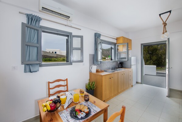 Fridge, stovetop, coffee/tea maker, electric kettle