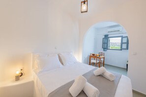 1 habitación, tabla de planchar con plancha y cuna de viaje