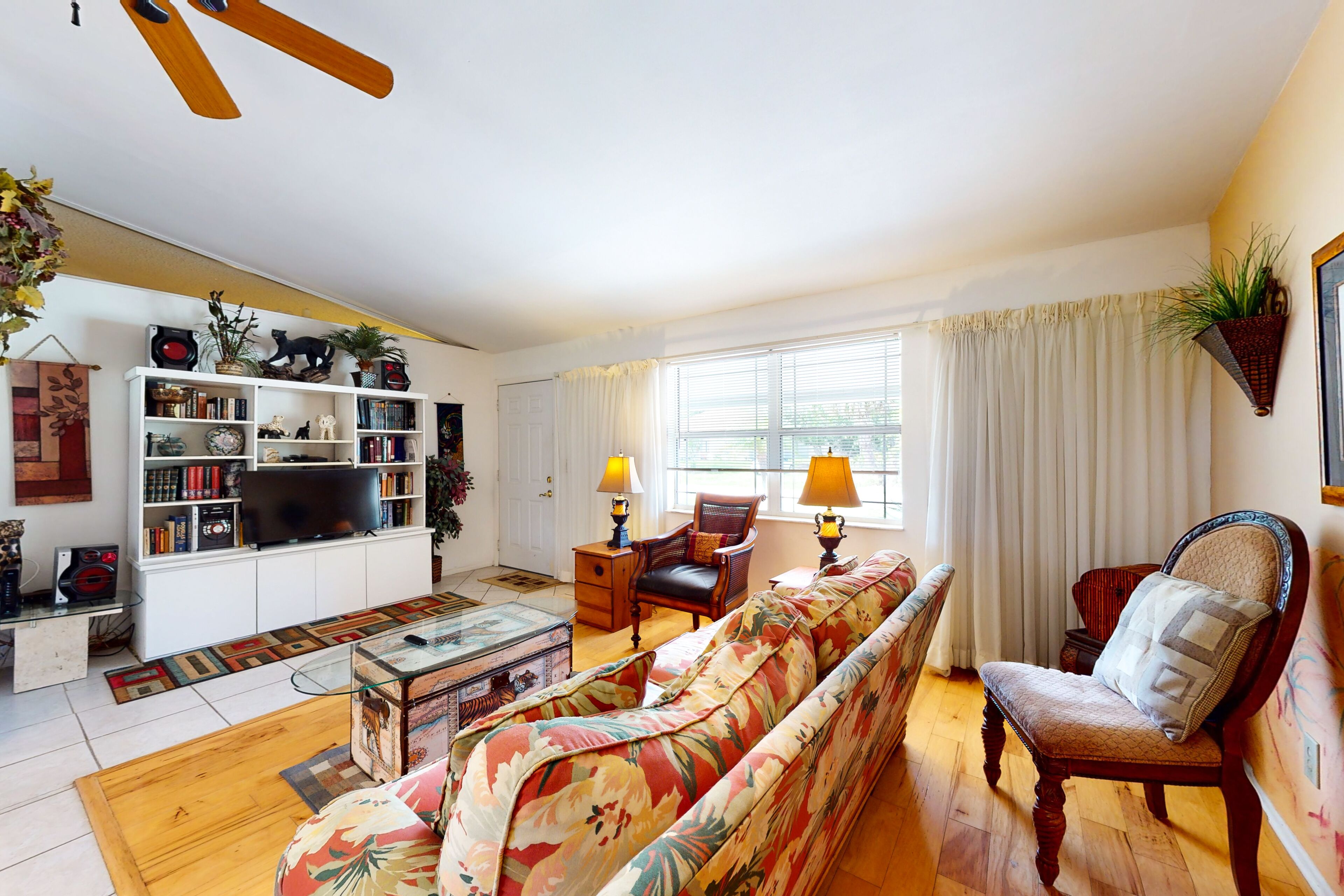 Placid dog-friendly home with patio, gas grill, washer/dryer, and full kitchen