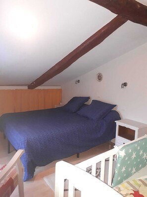 2 slaapkamers, een bureau, reisbedje, wifi