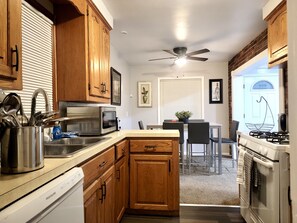 Jääkaappi, mikroaaltouuni, uuni, liesi