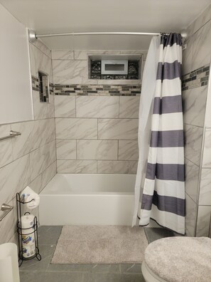 Secador de pelo, toallas, jabón y champú