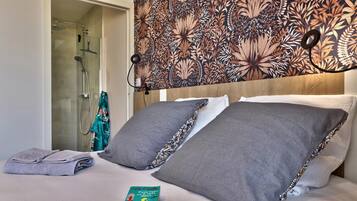 3 bedrooms, desk, iron/ironing board, travel crib