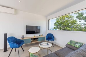 Smart TV, videogiochi, lettore DVD, libri