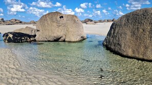 Sulla spiaggia, lettini da mare