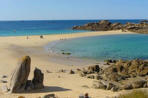 På stranden och solstolar