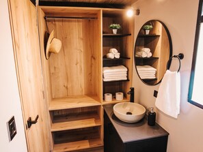 Douche, savon, shampooing, papier de toilette