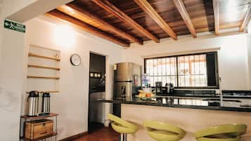 Refrigerador, horno, placa de cocina, arrocera