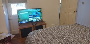 1 bedroom, desk, WiFi, bed sheets - The Bee: Great Studio Nice Area! (Carlsbad)
