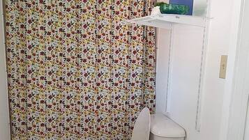 SĂšche-cheveux, serviettes fournies, savon, shampoing