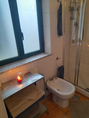 Hårføner, håndklær, såpe og toalettpapir