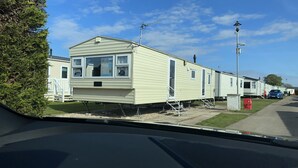 A row of mobile homes with a clear sky. - 3 Bedroom Caravan Near Mablethorpe (Louth)
