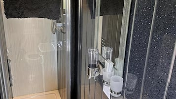 Chalet | Bathroom | Shower, hair dryer