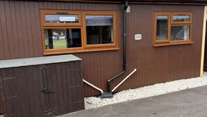 A brown building with two windows, a sign stating "NO VACANCIES", and a small sign with "LD-5". - D5 Rickardos Holiday Lets (Mablethorpe)