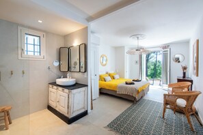 6 bedrooms, desk, iron/ironing board, free WiFi