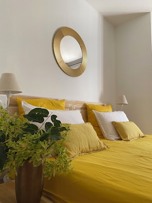 6 bedrooms, desk, iron/ironing board, free WiFi