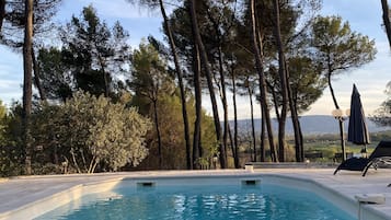 Alberca al aire libre y alberca climatizada