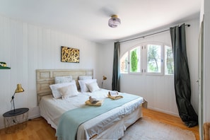 6 bedrooms, desk, iron/ironing board, free WiFi