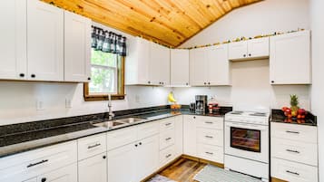 Kühlschrank, Mikrowelle, Herdplatte, Wasserkocher mit Kaffee-/Teezubehör