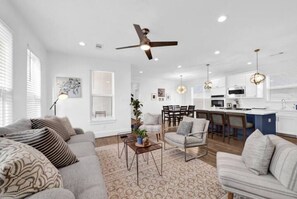 Living area - Houston Heights- Pets welcome- with best Restaurants/Master suite - sleeps 8 (Houston)